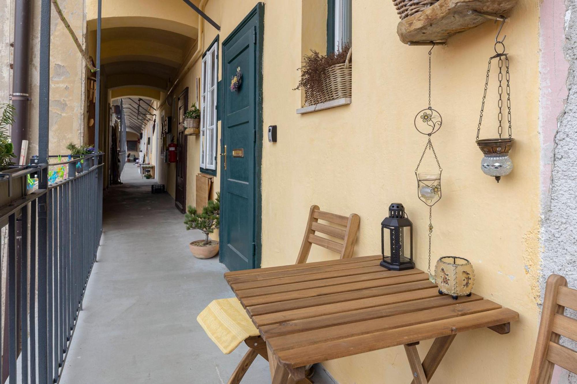 Historical Caserne Apartment Любляна Екстериор снимка