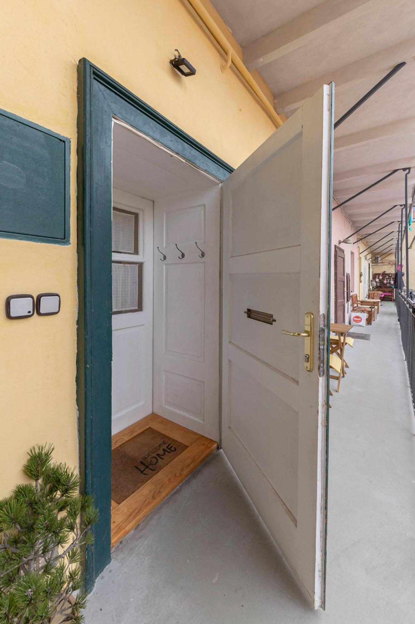 Historical Caserne Apartment Любляна Екстериор снимка